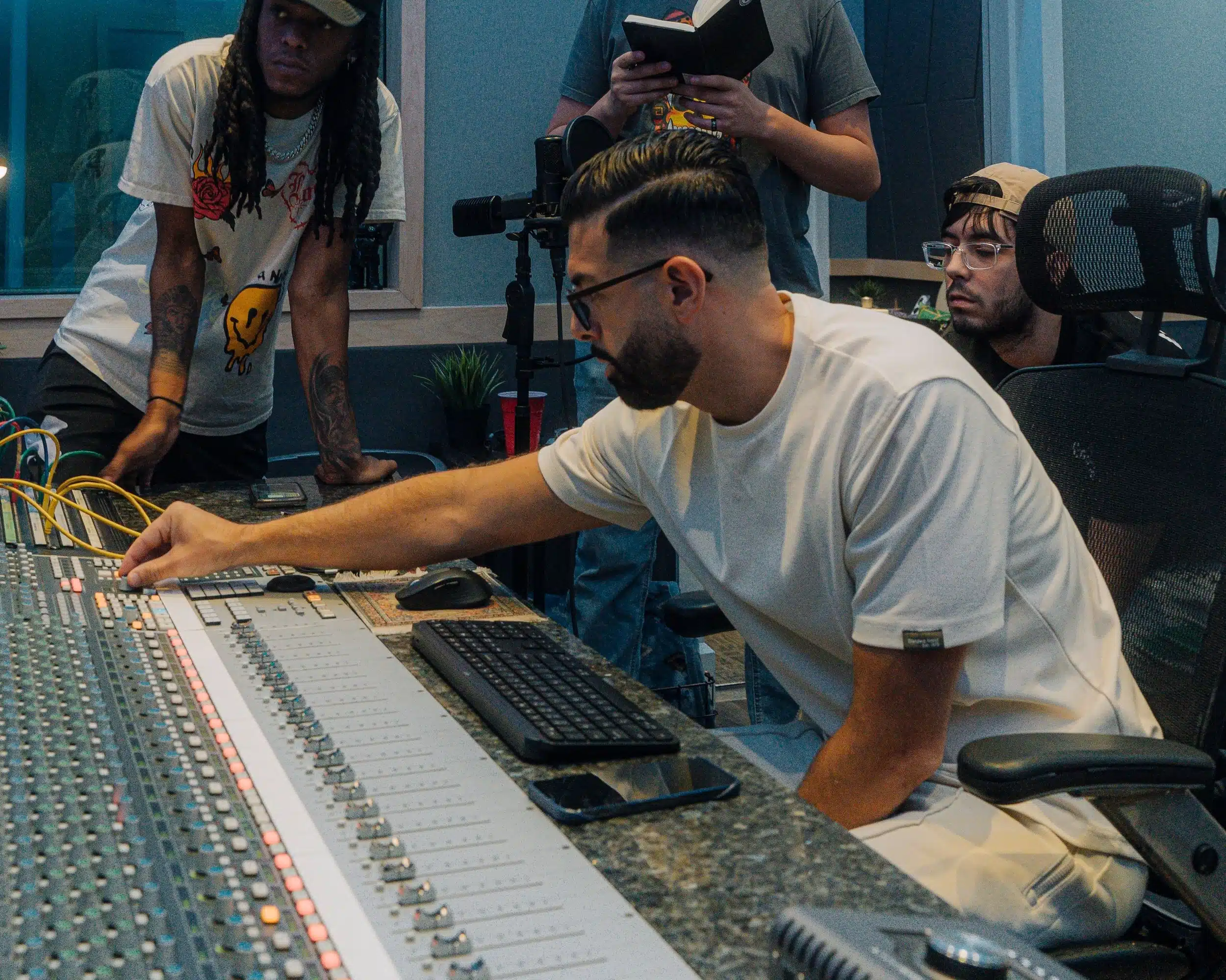 Matthew DeFreitas trabajando en la mesa de sonido con alumnos de la Academia de Sonido Bay Eight